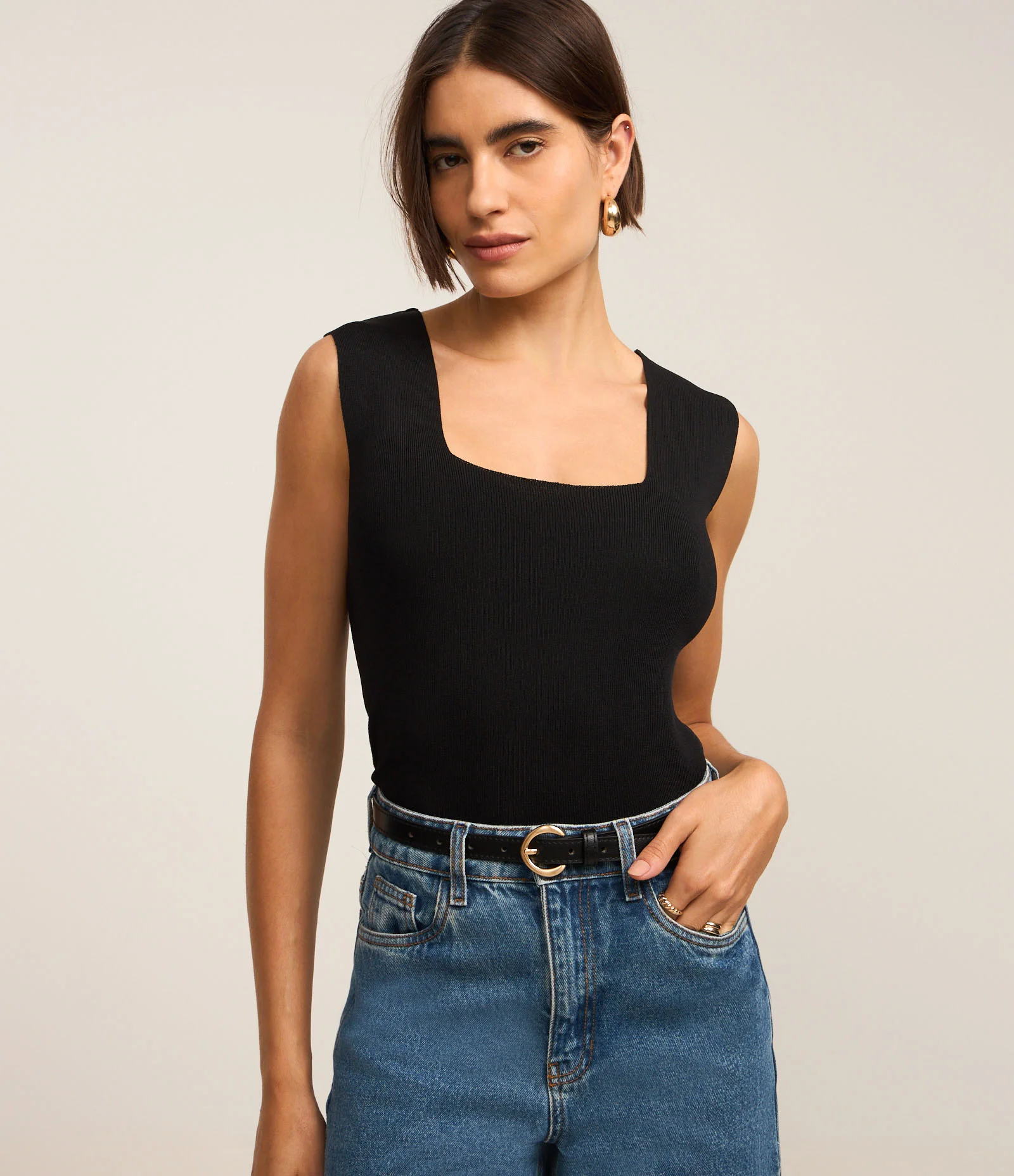 Blusa preta em tricô com decote quadrado